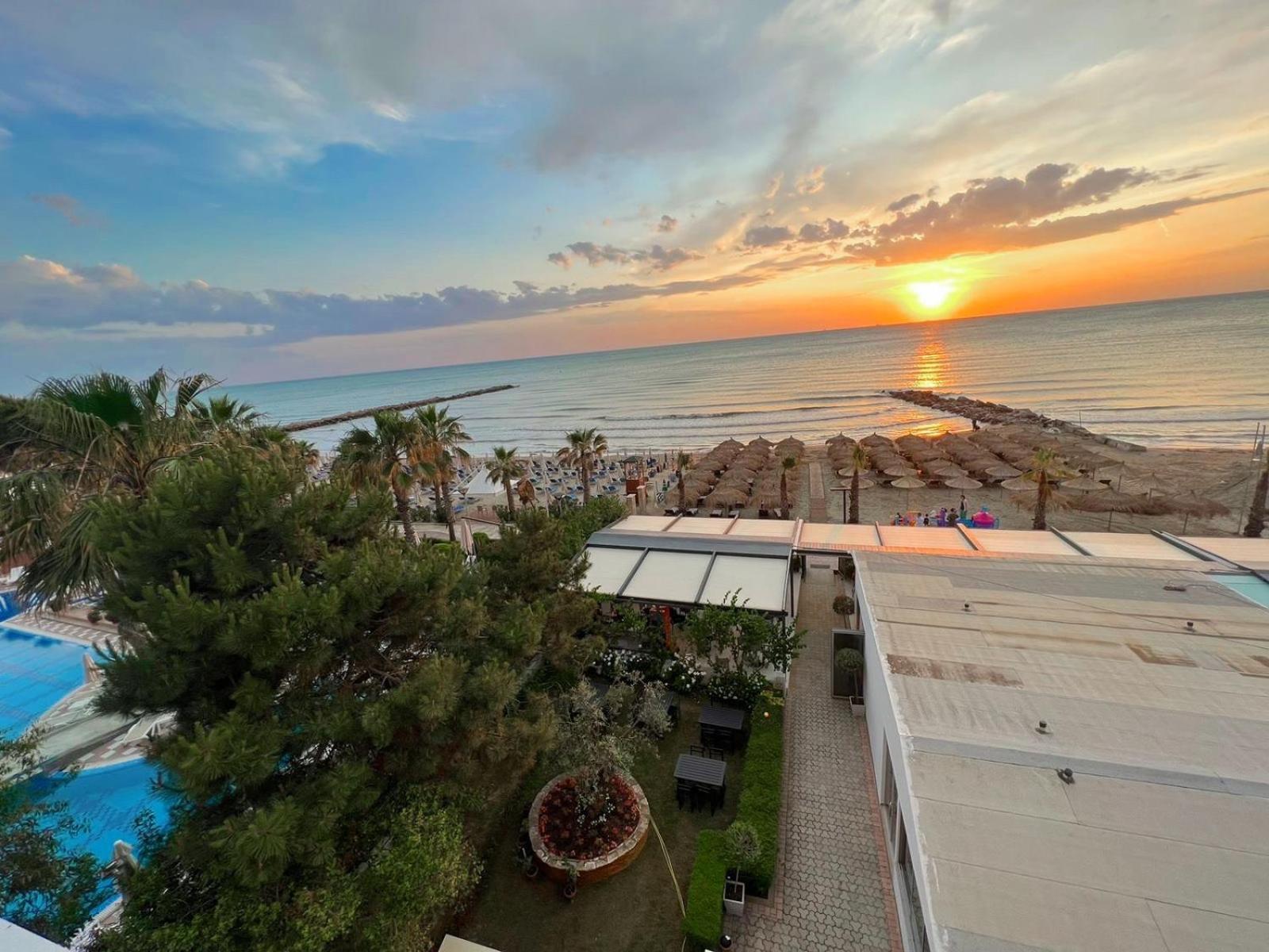 Okej Hotel Golem  Bagian luar foto